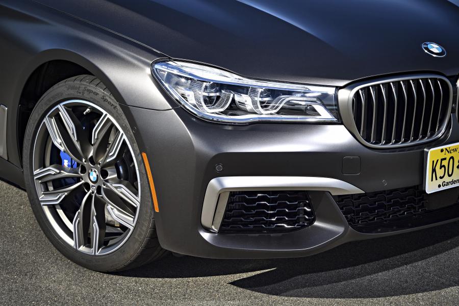 Детали экстерьера BMW M760i xDrive 2017 года  (NA) (фото 137 из 154)